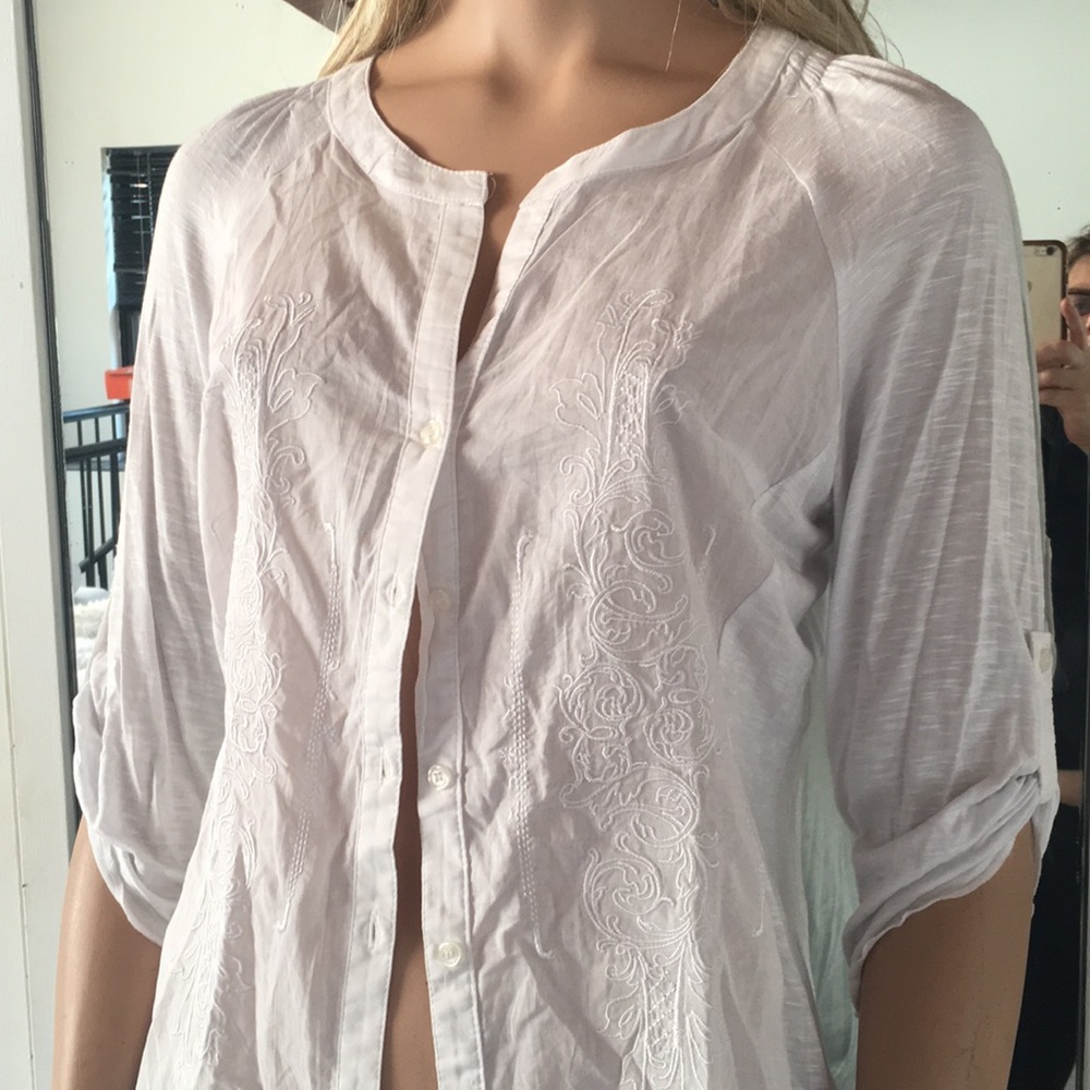 Pretty Wht Blouse W/Button Front &Embrodery Accent - Picture 2 of 7